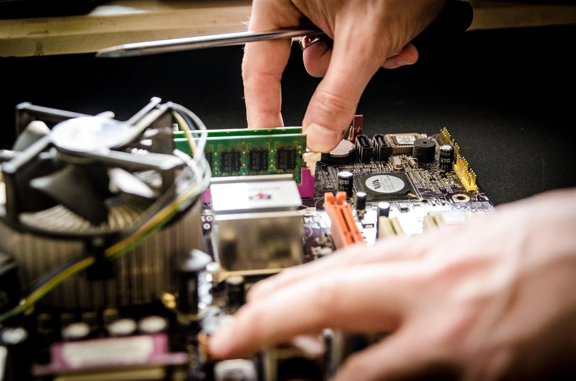 Dépannage informatique Genève : un appui essentiel pour garder les appareils performants et sécurisés
